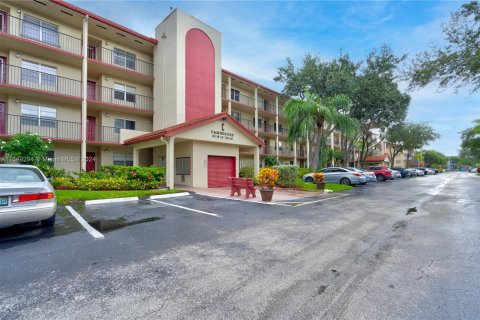 Condo in Pembroke Pines, Florida, 2 bedrooms  № 1331753 - photo 10