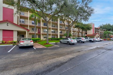 Condo in Pembroke Pines, Florida, 2 bedrooms  № 1331753 - photo 9