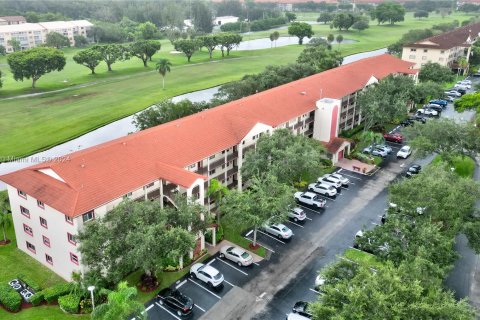 Condominio en venta en Pembroke Pines, Florida, 2 dormitorios, 110.74 m2 № 1331753 - foto 2