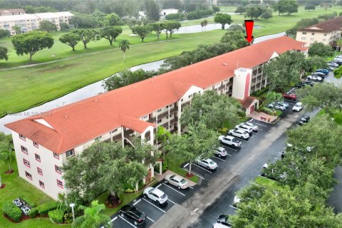 Condominio en venta en Pembroke Pines, Florida, 2 dormitorios, 110.74 m2 № 1331753 - foto 1