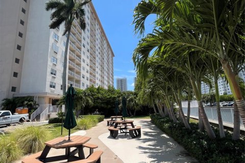 Condo in Sunny Isles Beach, Florida, 1 bedroom  № 1171076 - photo 11