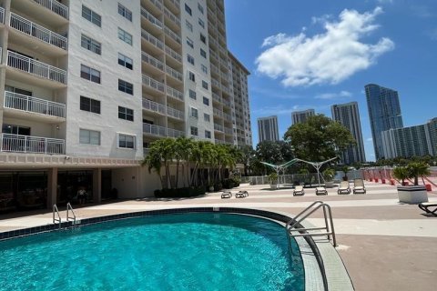 Condo in Sunny Isles Beach, Florida, 1 bedroom  № 1171076 - photo 16