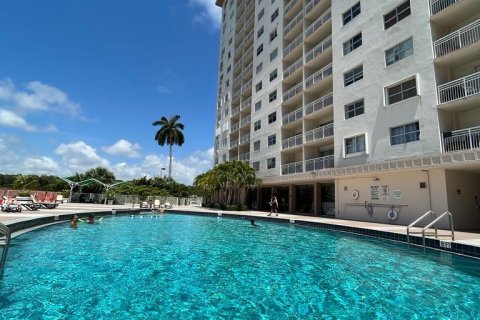 Condominio en venta en Sunny Isles Beach, Florida, 1 dormitorio, 65.5 m2 № 1171076 - foto 17