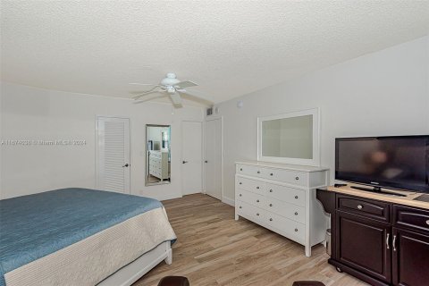 Condo in Pompano Beach, Florida, 2 bedrooms  № 1397355 - photo 12