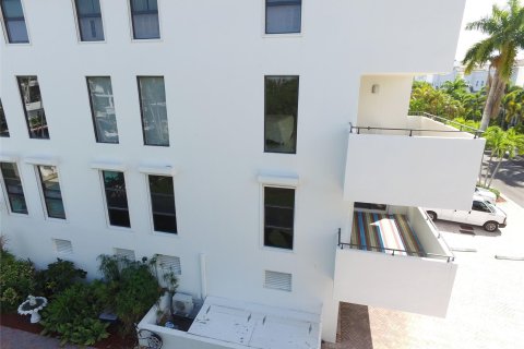 Condo in Fort Lauderdale, Florida, 2 bedrooms  № 1074826 - photo 2