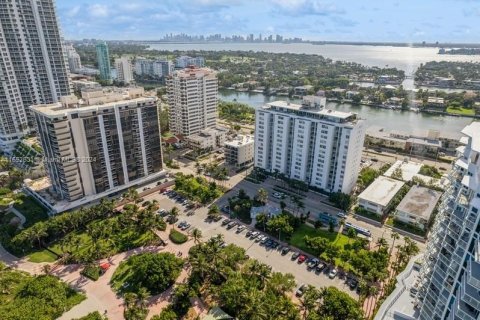 Condo in Miami Beach, Florida, 2 bedrooms  № 1348429 - photo 28