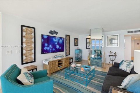 Condo in Miami Beach, Florida, 2 bedrooms  № 1348429 - photo 10