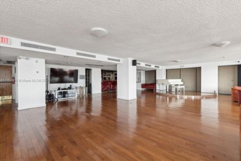 Condo in Miami Beach, Florida, 2 bedrooms  № 1348429 - photo 25