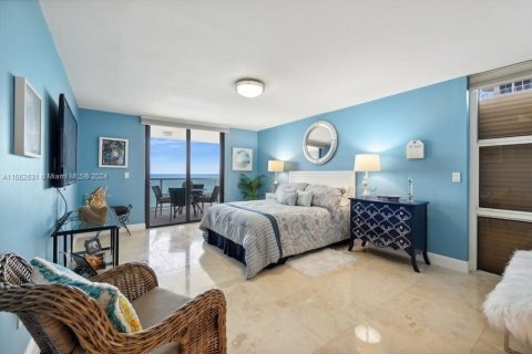 Condo in Miami Beach, Florida, 2 bedrooms  № 1348429 - photo 17