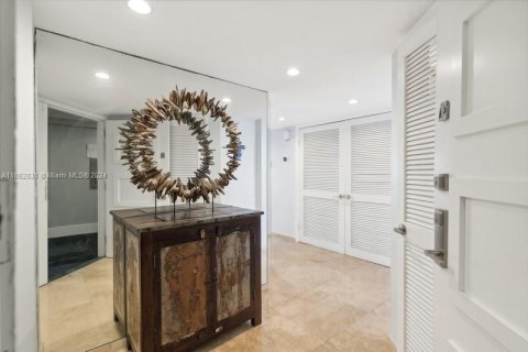 Condo in Miami Beach, Florida, 2 bedrooms  № 1348429 - photo 2