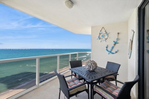 Condo in Miami Beach, Florida, 2 bedrooms  № 1348429 - photo 13