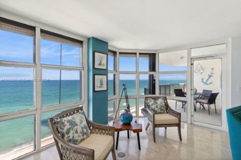 Condo in Miami Beach, Florida, 2 bedrooms  № 1348429 - photo 9