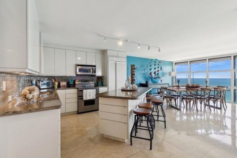 Condo in Miami Beach, Florida, 2 bedrooms  № 1348429 - photo 4