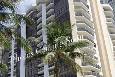 Condo in Miami Beach, Florida, 2 bedrooms  № 1348429 - photo 1