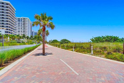 Condo in Miami Beach, Florida, 2 bedrooms  № 1028876 - photo 25