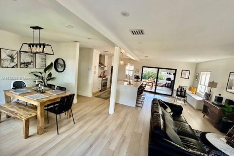 Casa en venta en Miami Shores, Florida, 2 dormitorios, 99.41 m2 № 1028914 - foto 3