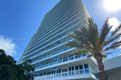 Condo in Miami Beach, Florida, 2 bedrooms  № 1078365 - photo 1