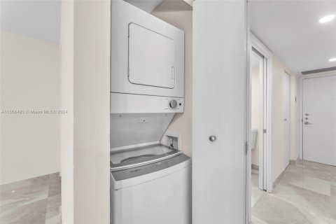 Condo in Miami, Florida, 1 bedroom  № 1360761 - photo 10