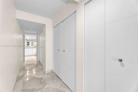 Condo in Miami, Florida, 1 bedroom  № 1360761 - photo 11