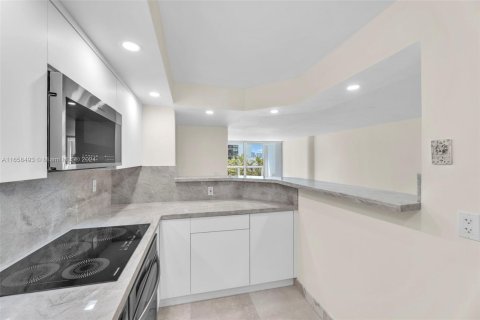 Condo in Miami, Florida, 1 bedroom  № 1360761 - photo 3