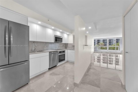 Condo in Miami, Florida, 1 bedroom  № 1360761 - photo 4