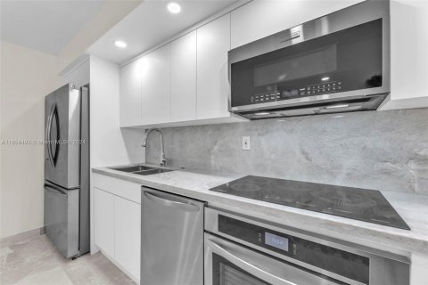 Condo in Miami, Florida, 1 bedroom  № 1360761 - photo 5