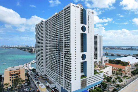 Condo in Miami, Florida, 1 bedroom  № 1360761 - photo 1