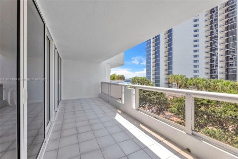 Condo in Miami, Florida, 1 bedroom  № 1360761 - photo 20