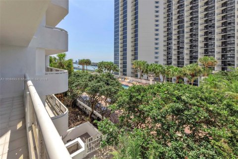 Condo in Miami, Florida, 1 bedroom  № 1360761 - photo 17