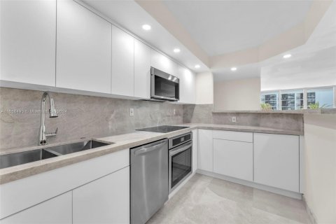 Condo in Miami, Florida, 1 bedroom  № 1360761 - photo 2