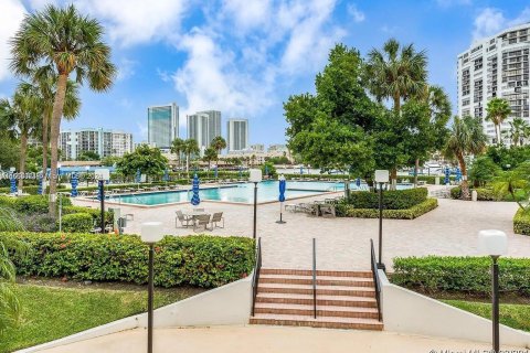 Condo in Hallandale Beach, Florida, 1 bedroom  № 1358736 - photo 29