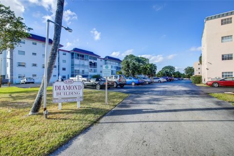 Condo in Lauderdale Lakes, Florida, 1 bedroom  № 1037582 - photo 4