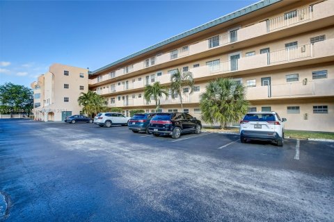 Condo in Lauderdale Lakes, Florida, 1 bedroom  № 1037582 - photo 1