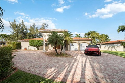 Casa en venta en Miami Springs, Florida, 5 dormitorios, 344.95 m2 № 1030823 - foto 1