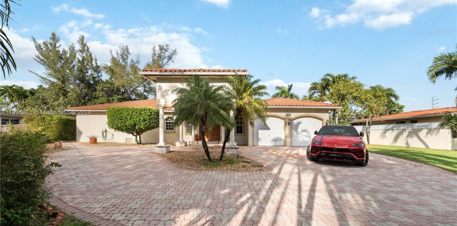Villa ou maison à Miami Springs, Floride 5 chambres, 344.95 m2 № 1030823