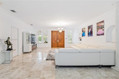 House in Miami Springs, Florida 5 bedrooms, 344.95 sq.m. № 1030823 - photo 6