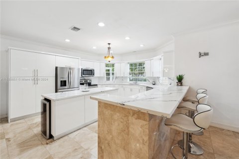 House in Miami Springs, Florida 5 bedrooms, 344.95 sq.m. № 1030823 - photo 11