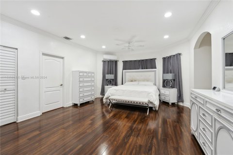 Casa en venta en Miami Springs, Florida, 5 dormitorios, 344.95 m2 № 1030823 - foto 25