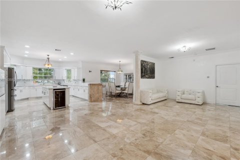 House in Miami Springs, Florida 5 bedrooms, 344.95 sq.m. № 1030823 - photo 19