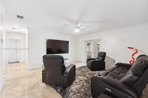 Casa en venta en Miami Springs, Florida, 5 dormitorios, 344.95 m2 № 1030823 - foto 16