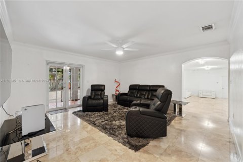 House in Miami Springs, Florida 5 bedrooms, 344.95 sq.m. № 1030823 - photo 17