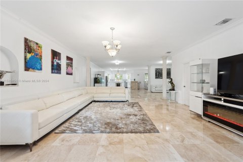 House in Miami Springs, Florida 5 bedrooms, 344.95 sq.m. № 1030823 - photo 8