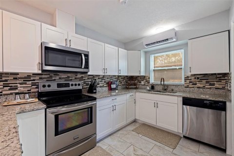 Villa ou maison à vendre à Pinellas Park, Floride: 4 chambres, 146.97 m2 № 1349853 - photo 13