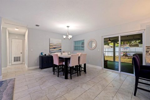 House in Pinellas Park, Florida 4 bedrooms, 146.97 sq.m. № 1349853 - photo 10