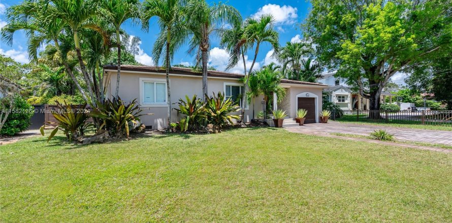 Villa ou maison à Miami Springs, Floride 5 chambres, 294.13 m2 № 1404260