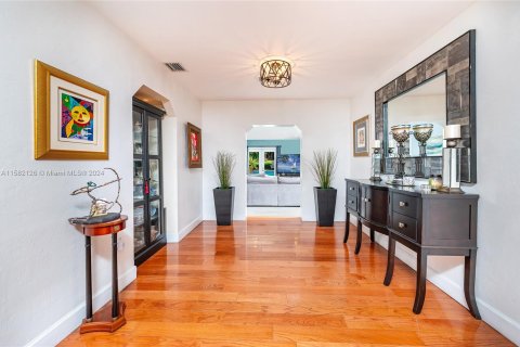 Casa en venta en Miami Springs, Florida, 5 dormitorios, 294.13 m2 № 1404260 - foto 11