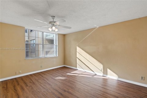 Copropriété à vendre à Lauderdale Lakes, Floride: 1 chambre, 65.5 m2 № 1404257 - photo 24