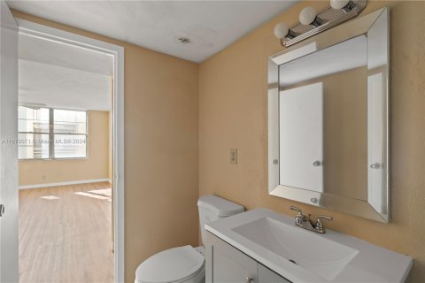 Condo in Lauderdale Lakes, Florida, 1 bedroom  № 1404257 - photo 12