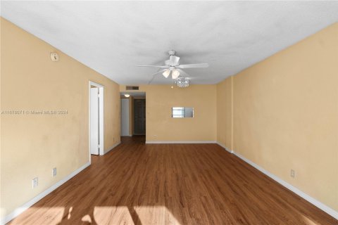 Condo in Lauderdale Lakes, Florida, 1 bedroom  № 1404257 - photo 17