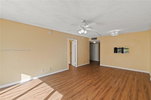 Condo in Lauderdale Lakes, Florida, 1 bedroom  № 1404257 - photo 26